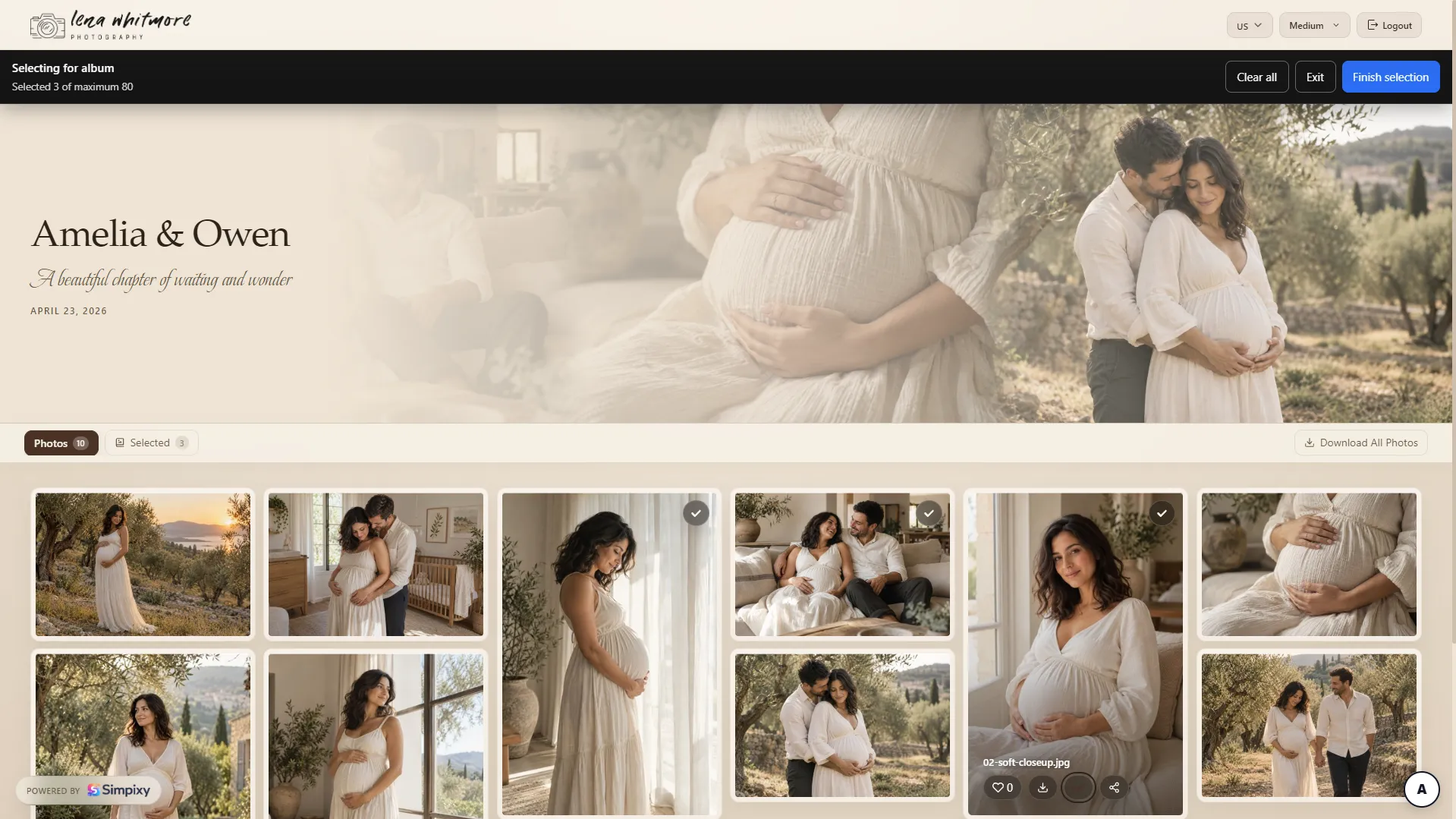 Cliente seleccionando fotos para un álbum en la galería